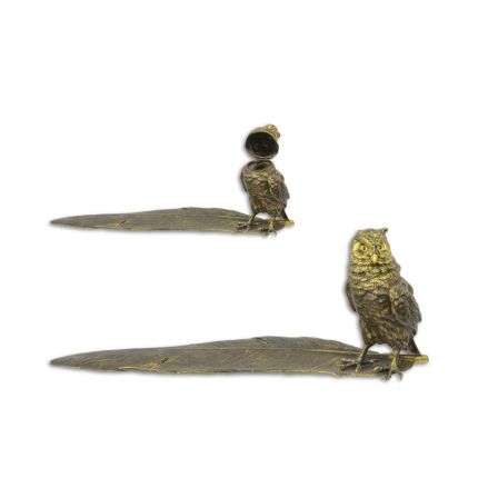 Tintenfass in Eulenform mit Stifthalter, Bronzetierfigur, A BRONZE INKWELL WITH PEN HOLDER SHAPED AS AN OWL W. FEATHE