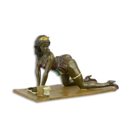 Erotische weibliche Bronzefigur, AN EROTIC BRONZE SCULPTURE OF A LADY SCRUBBING THE FLOOR