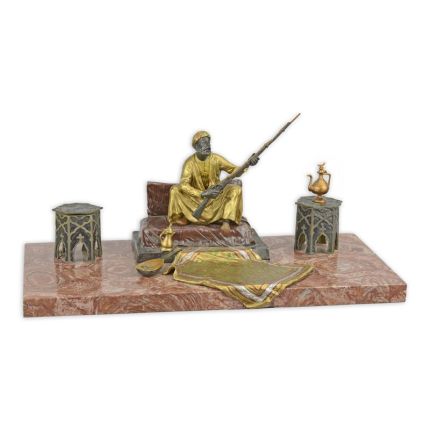 Tintenfass mit bronzener Dekoration, A BRONZE FIGURAL INK HOLDER OF AN ARAB TEA DRINKER