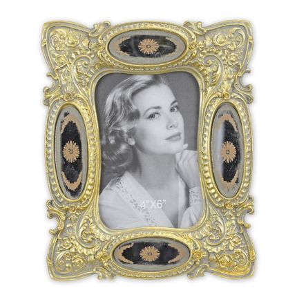 Bilderrahmen aus Polyresin, A RESIN PHOTO FRAME