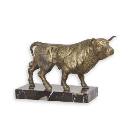 Gusseisentierfigur Stier auf Marmor-Sockel, A CAST IRON SCULPTURE OF A BULL ON MARBLE BASE