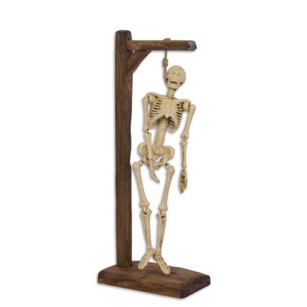 Gusseisen-Dekoration Skelett am Galgen, A CAST IRON SKELETON HANGING ON A WOODEN GALLOWS