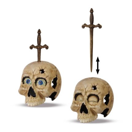 Gusseisen-Dekoration Schädel mit Schwert, A CAST IRON SKULL PIERCED WITH SWORD