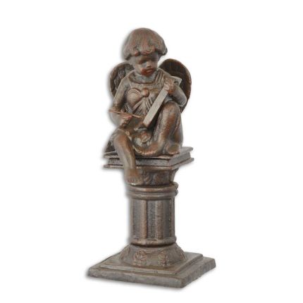 Gusseisen-Engelfigur, A CAST IRON SCULPTURE OF A PUTTO SITTING ON A PILLAR