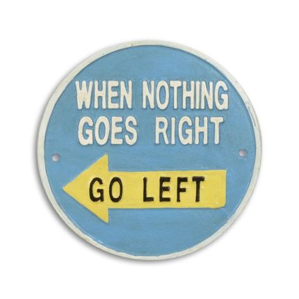 Wandschild aus Gusseisen, A CAST IRON "WHEN NOTHING GOES RIGHT, GO LEFT" PLAQUE