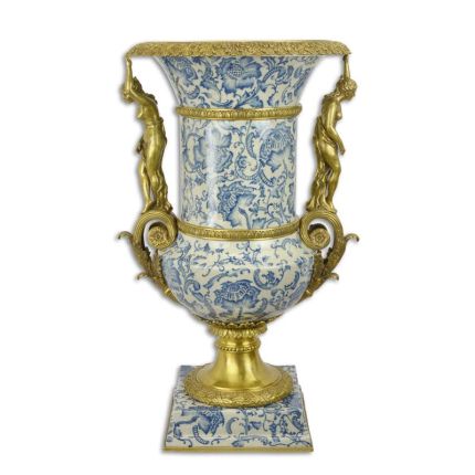 Porzellanpokal mit Bronzeanteilen, A BRONZE MOUNTED PORCELAIN URN