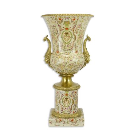 Porzellanpokal auf Sockel mit Bronzeanteilen, A BRONZE MOUNTED URN ON BASE