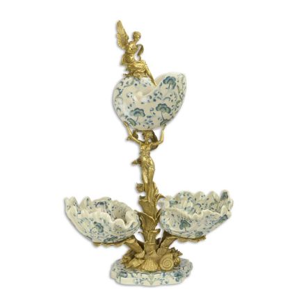 Porzellandekoration mit Bronzeanteilen, A BRONZE MOUNTED PORCELAIN CENTERPIECE
