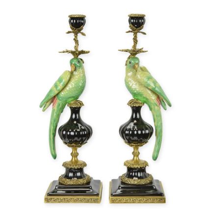 Paar Papageienkerzenleuchter aus Porzellan mit Bronzeanteilen, A PAIR OF BRONZE MOUNTED PORCELAIN PARROT CANDLE HOLDERS
