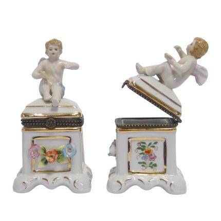 Paar Porzellan-Schmuckkästchen mit Putten, A PAIR OF BRASS MOUNTED PORCELAIN TRINKET BOXES