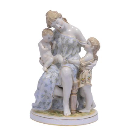 Porzellanfigur Mutter mit zwei Kindern, A PORCELAIN GROUP OF A MOTHER WITH TWO CHILDREN