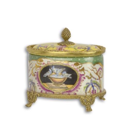 Porzellandose mit Deckel und Bronzeanteilen, A BRONZE MOUNTED PORCELAIN BOX AND COVER