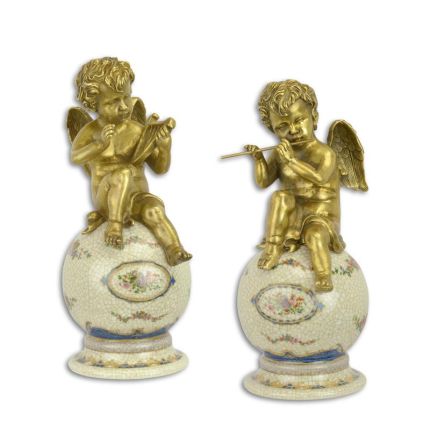 2er-Set Porzellandekoration Putten auf Ball, A PAIR OF BRONZE PUTTI ON PORCELAIN BALL