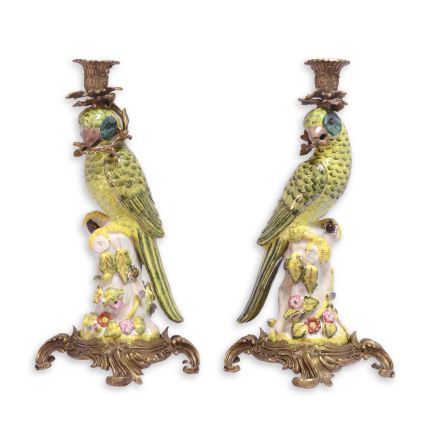 Paar Papageienkerzenleuchter aus Porzellan mit Bronzeanteilen, A PAIR OF BRONZE MOUNTED PORCELAIN PARROT CANDLE HOLDERS