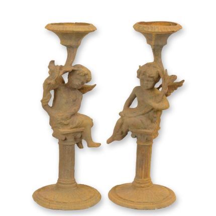 Paar Kerzenhalter Putten aus Gusseisen, rostfarben, A PAIR OF RUSTY CAST IRON PUTTI CANDLESTANDS