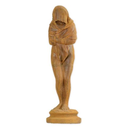 Gusseisenfigur Frau, rostfarben, A RUSTY CAST IRON FIGURINE OF A HOODED WOMAN