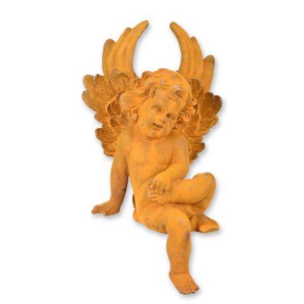 Gusseisenfigur Putte, Engel, rostfarben, A RUSTY CAST IRON FIGURINE OF A SITTING PUTTO