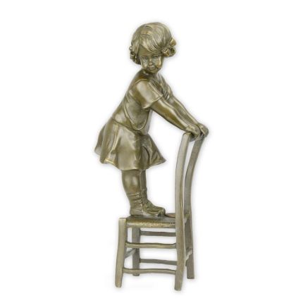 Bronzefigur kleines Mädchen, Mädchenfigur, A BRONZE SCULPTURE OF A GIRL ON STOOL