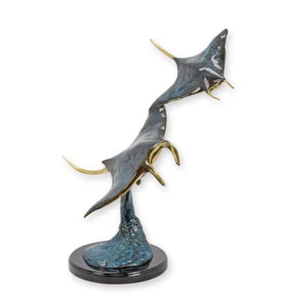 Bronzetierfigur Mantarochenpaar, Fischfigur, Bronzefisch, Tierfigur, Gartenfigur, A BRONZE SCULPTURE OF A PAIR OF MANTA RAYS