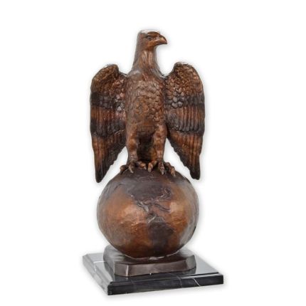 Bronzefigur Adler auf einem Globus, A BRONZE SCULPTURE OF AN EAGLE ON GLOBE