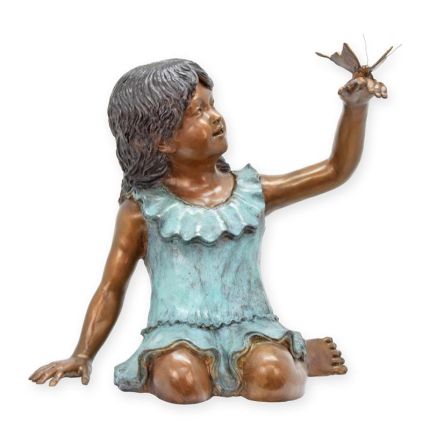 Bronzefigur Mädchen mit Schmetterling, A BRONZE SCULPTURE OF A GIRL HOLDING A BUTTERFLY