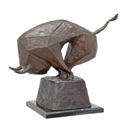 Moderne Bronzefigur angreifender Stier, A MODERNIST BRONZE SCULPTURE OF A CHARGING BULL