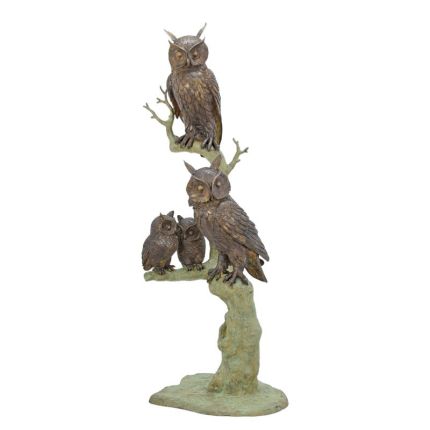 Bronzefigur Eulenfamilie auf Baum, A BRONZE SCULPTURE OF TWO OWLS WITH OWLETS IN TREE