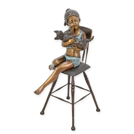 Bronzefigur Mädchen mit Katze, A BRONZE SCULPTURE OF A GIRL AND CAT SITTING ON A CHAIR