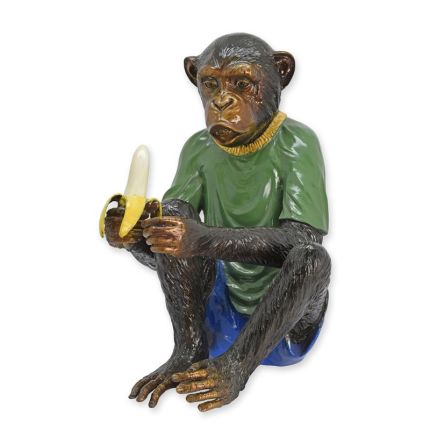 Bronzefigur bekleideter essender Affe, A BRONZE SCULPTURE OF A DRESSED MONKEY EATING A BANANA