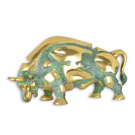 Moderne Bronzefigur Stier grün- und goldfarben, A MODERNIST BRONZE SCULPTURE OF A BULL - GREEN AND GOLD