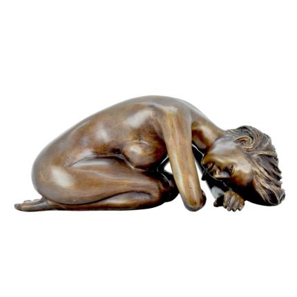 Bronzefigur weiblicher Akt, A BRONZE SCULPTURE OF A RECLINING FEMALE NUDE