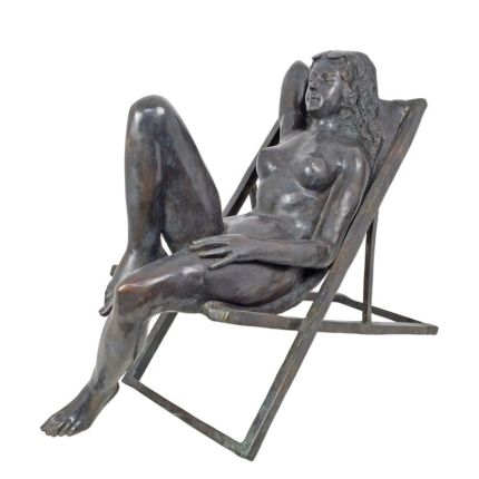 Bronzefigur weiblicher Akt, A BRONZE SCULPTURE OF A FEMALE NUDE IN BEACH CHAIR