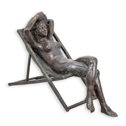 Bronzefigur weiblicher Akt, Frauenfigur, Frau im Liegestuhl, A BRONZE SCULPTURE OF A FEMALE NUDE IN BEACH CHAIR