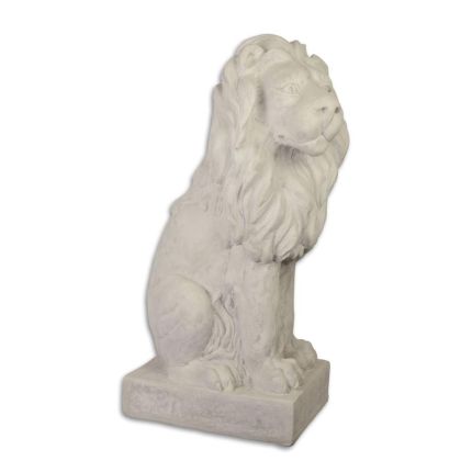 Kunststeinfigur Löwe, weiß, Polyresin, A RESIN AND MGO SCULPTURE OF A SITTING LION