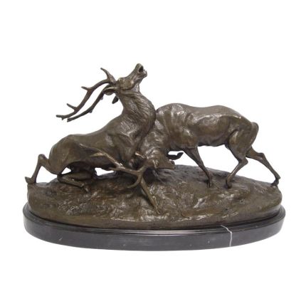 Bronzefigur zwei kämpfende Hirsche, A BRONZE SCULPTURE OF TWO FIGHTING STAGS