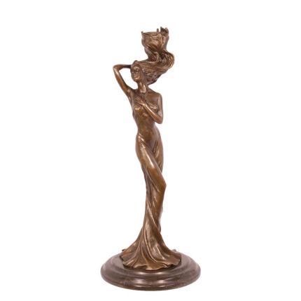 Figürlicher Kerzenhalter aus Bronze, A FIGURAL BRONZE CANDLESTICK