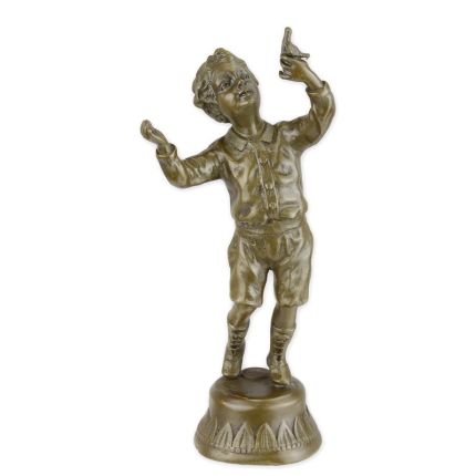 Bronzefigur Junge mit Taube, A BRONZE SCULPTURE OF A BOY HOLDING A PIGEON