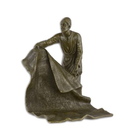 Bronzefigur arabischer Teppichhändler, A BRONZE SCULPTURE OF AN ARAB CARPET SELLER