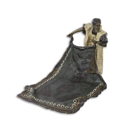 Bronzefigur arabischer Teppichhändler, A BRONZE SCULPTURE OF AN ARAB CARPET SELLER