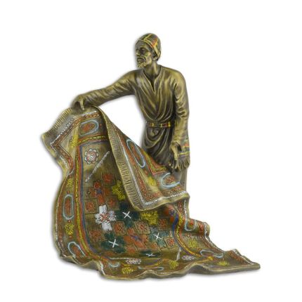 Bronzefigur arabischer Teppichhändler, A BRONZE SCULPTURE OF AN ARAB CARPET SELLER