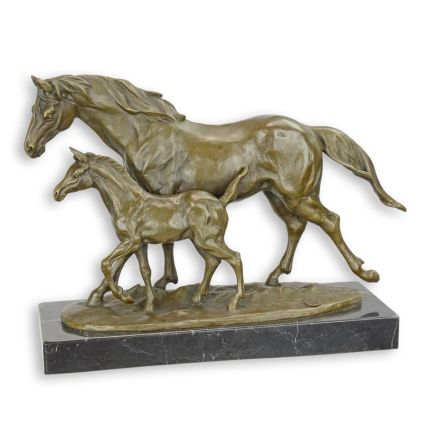 Bronzefigur Pferd mit Fohlen, A BRONZE SCULPTURE OF A HORSE AND COLT