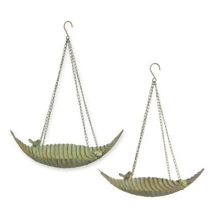 2er-Set hängende Vogelfutterbehälter, Eisen, Blattform, A PAIR OF IRON LEAF-SHAPED HANGING BIRD FEEDERS