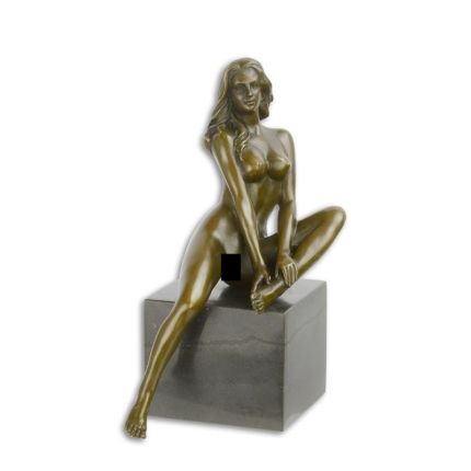 Erotische Bronzefigur - weiblicher, sitzender Akt - Höhe 20,2 cm