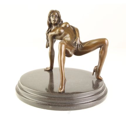 Bronzefigur nackte Frau in sportlicher Post