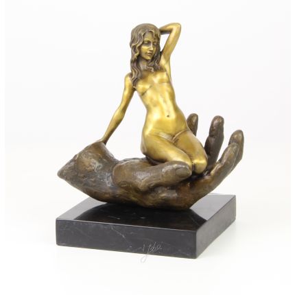 Bronzefigur - mehrfarbig - nackte Frau in männlicher Hand