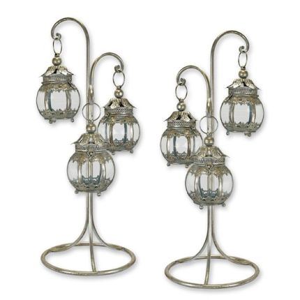 2er-Set dreifache Laternen auf Ständern, A SET OF 3 HANGING LANTERNS WITH STAND