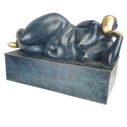 Moderne Bronzefigur liegende Frau, A MODERNIST BRONZE SCULPTURE OF A RECLINING FEMALE NUDE