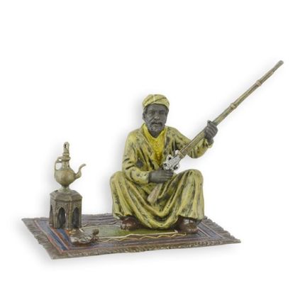 Bronzefigur arabischer Jäger auf Teppich, A BRONZE SCULPTURE OF AN ARAB HUNTER ON CARPET