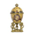 Porzellan-Behälter in Ei-Form, Porzellanei, Bronzeanteile, Dekoration, A BRONZE MOUNTED PORCELAIN EGG SHAPED BOX