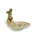 Porzellan-Seifenschale mit Puttenfigur aus Bronze, Badezimmerdekoration, Tischdekoration, Muschelform, A BRONZE MOUNTED PORCELAIN SOAP HOLDER
